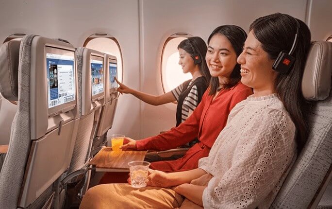 Emirates бортындағы ice ойын-сауық жүйесі: кресло арқасындағы сенсорлы экран